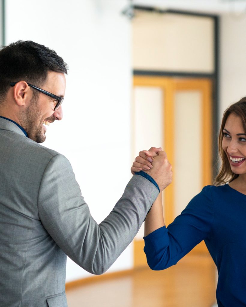 jovenes-empresarios-exitosos-saludando-oficina-empresa